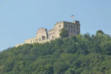 Hambacher Schloss in Sommer