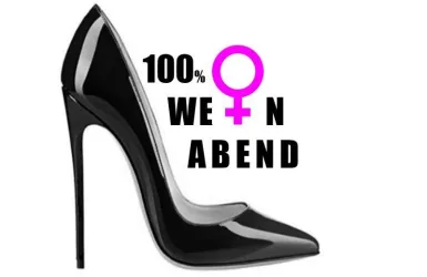 Ein eleganter schwarzer High Heel Schuh mit einem auffälligen Design. Darüber steht der Schriftzug "100% WE N ABEND" in großen Lettern.