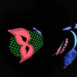 Ein leuchtendes Maskenmotiv in Pink und grün auf schwarzem Hintergrund. Daneben befindet sich ein weiteres Design mit einem bunten Schriftzug.