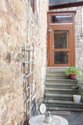 Der Eingang zur Ferienwohnung führt über den Innenhof des denkmalgeschützen Haus.