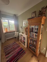 Das kleinere Schlafzimmer mit Etagenbett ist kinderfreundlich eingerichtet. Hier können problemlos auch 2 Erwachsene übernachten. Ein Kleiderschrank bietet ausreichend Stauraum für Ihr Gepäck.