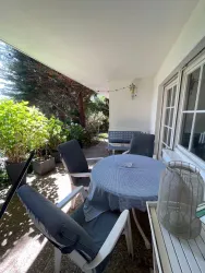 Die großzügige Terrasse bietet Möglichkeiten zum grillen und entspannen. Im Sommer wird eine Hängematte aufgestellt. Durch die schöne Lage am Berg genießt man den Blick direkt aufs Hambacher Schloss.