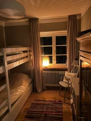 Das kleinere Schlafzimmer mit Etagenbett ist kinderfreundlich eingerichtet. Hier können problemlos auch 2 Erwachsene übernachten. Ein Kleiderschrank bietet ausreichend Stauraum für Ihr Gepäck.