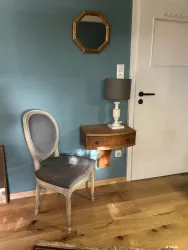 Die Einrichtung ist geprägt durch einen Mix aus nostalgischen sowie modernen Möbeln.