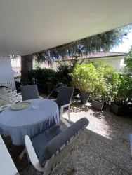 Die großzügige Terrasse bietet Möglichkeiten zum grillen und entspannen. Im Sommer wird eine Hängematte aufgestellt. Durch die schöne Lage am Berg genießt man den Blick direkt aufs Hambacher Schloss.