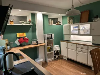 Die neu renovierte Küche ist voll ausgestattet (Ofen, Kochplatte, Kaffeemaschine, Microwelle).