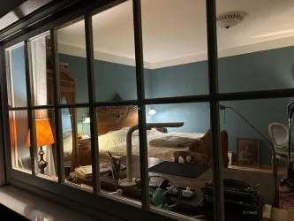 Blick von außen ins Schlafzimmer.