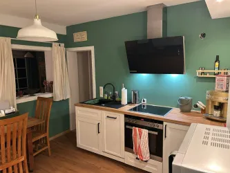 Die neu renovierte Küche ist voll ausgestattet (Ofen, Kochplatte, Kaffeemaschine, Microwelle).