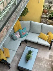 Terrasse mit Lounge-Möbeln in reiner Südlage. Grillplatte und Zubehör vorhanden.