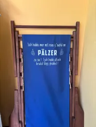 Ein blauer Liegestuhl mit einem lustigen Spruch über die Pfälzer