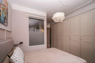 Ein etwas kleineres Bett (160x200), wird ausgeglichen durch einen größeren Schrank