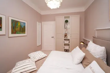 Boxspringbett und Kleiderschrank - Oase 1