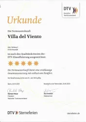Eine Urkunde für die Ferienunterkunft „Villa del Viento“, ausgezeichnet nach den DTV-Qualitätskriterien. Die Unterkunft bietet eine exklusive Ausstattung und hohen Komfort.