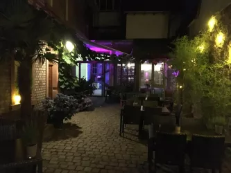 Rebstöckel Vinothek Innenhof bei Nacht 2