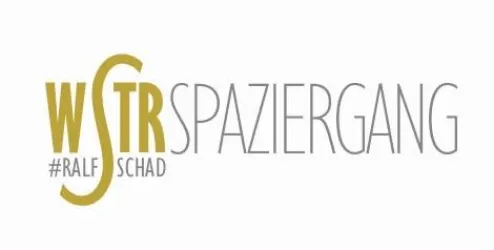 Ein Logo mit dem Text "WSTR SPAZIERGANG" und dem Hashtag "#RALF SCHAD". Die Farben sind gold und grau auf einem weißen Hintergrund.