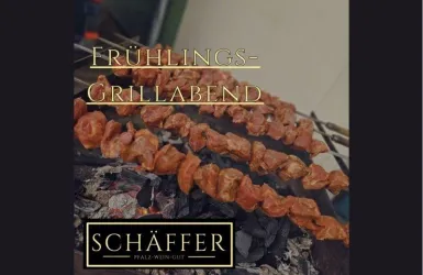 Leckere Grillspieße auf dem Grill für einen Frühling-Grillabend. Eine einladende Atmosphäre mit köstlichem Essen.