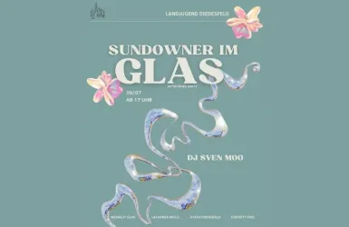 Ein buntes Event-Plakat für "Sundowner im Glas" mit floralen Elementen. Es zeigt Informationen über die Veranstaltung und den DJ Sven Moo.