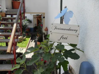 Im Eingangsbereich "Ferienwohnung frei"