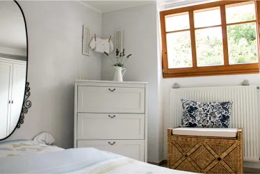 Ein gemütliches Schlafzimmer mit großem Fenster.