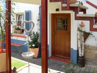 Die Eingangstür und daneben ein Platz zum Entspannen