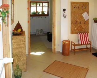 Flur mit Blick ins Wohnzimmer