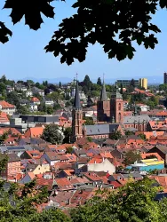 Eine malerische Stadtansicht mit Stiftskirche und Marienkirche.