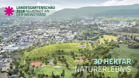 Ein schöner Garten mit einer Statue und bunten Fahnen. In der Mitte steht eine Werbung für Veranstaltungen im Sommer 2027.