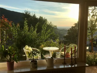 Blick vom Wohnzimmer ins Tal