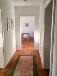 Flur, Blick ins Wohnzimmer mit Esstisch