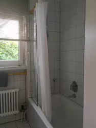 Badewanne mit Dusche