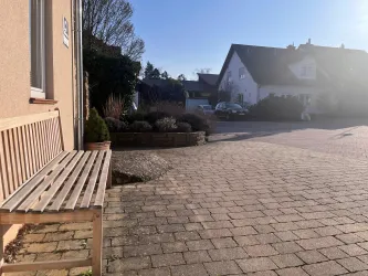 Ein Blick in die ruhige Nachbarschaft vom Hof des Hauses.