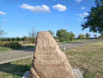 Ein Sandsteinfindling markiert die Mitte der rund 85 Kilometer langen Deutschen Weinstraße zwischen Bockenheim und Schweigen – in Neustadt-Diedesfeld. Ihm verdankt das Gästehaus an der Weinstraßenmitte seinen Namen.