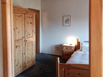 Die Möbel aus massivem Kiefernholz geben Zimmer 5 seinen warmen Landhauscharakter.