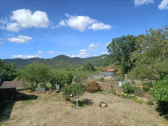Vom Balkon von Zimmer 4 reicht der Blick über den Garten und die Weinberge von Diedesfeld bis zum Haardtrand des Pfälzerwalds.