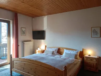 Zimmer 5 ist ein Doppelzimmer im Landhausstil im Gästehaus an der Weinstraßenmitte in Neustadt-Diedesfeld – mit Möbeln aus Kiefernholz und Balkon mit Blick auf Weinberge und Pfälzerwald.