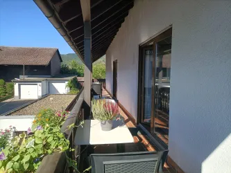 Vom Balkon von Zimmer 2 geht der Blick über die Dächer von Diedesfeld bis zu den Hügeln des Pfälzerwalds.