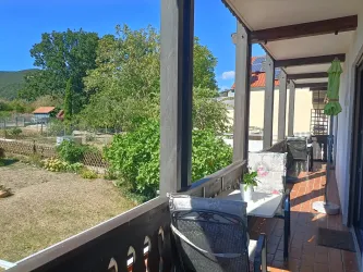 Der Balkon von Zimmer 4 liegt zur ruhigen Gartenseite und bietet Sitzplätze im Grünen.