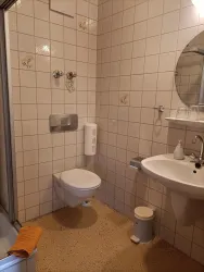 Das Bad von Zimmer 5