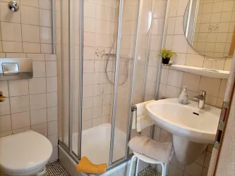 Zimmer 1 verfügt über ein eigenes Duschbad mit WC und Waschbecken.