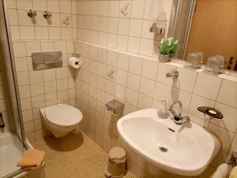 Zimmer 3 verfügt über ein eigenes Duschbad mit WC und Waschbecken.