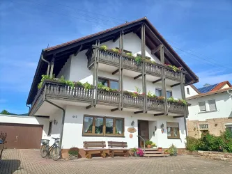 Außenansicht des familiengeführten Gästehauses an der Weinstraßenmitte in Diedesfeld, einem Ortsteil von Neustadt an der Weinstraße – idealer Ausgangspunkt für Wein, Wandern und Radfahren in der Pfalz.