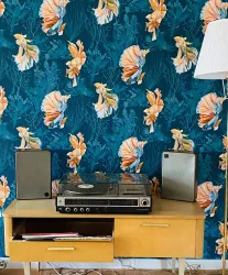 Ein stilvolles Wohnzimmer mit einer alten Musikanlage und zwei Lautsprechern. Die Wand ist mit einem bunten, floralem Muster dekoriert.