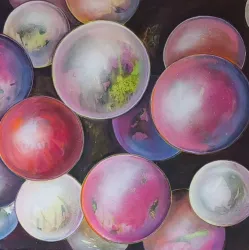 Eine faszinierende Ansammlung von bunten, schimmernden Kugeln in verschiedenen Größen. Die Farben und Texturen schaffen eine lebendige und künstlerische Atmosphäre.