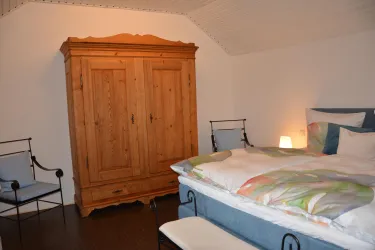 Schlafzimmer mit antikem Weichholzschrank