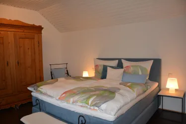 großes Schlafzimmer mit Boxspringbett