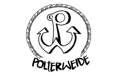 Ein einfaches Logo mit einem Anker und einem Seil. Der Schriftzug "POLTERWEIDE" steht darunter.