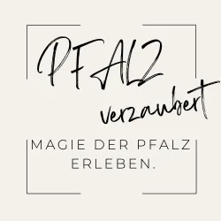 Ein elegantes Grafikdesign mit dem Text "Pfalz verzaubert". Es lädt dazu ein, die Magie der Pfalz zu erleben.