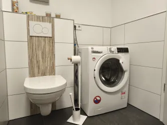 Das Badezimmer mit Waschmaschine