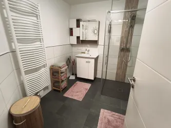 Das Badezimmer mit Dusche