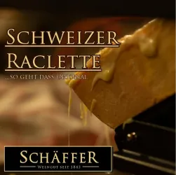 Ein Stück Schweizer Raclettekäse, das schmelzend serviert wird. Im Hintergrund ist die Marke Schäffer sichtbar.